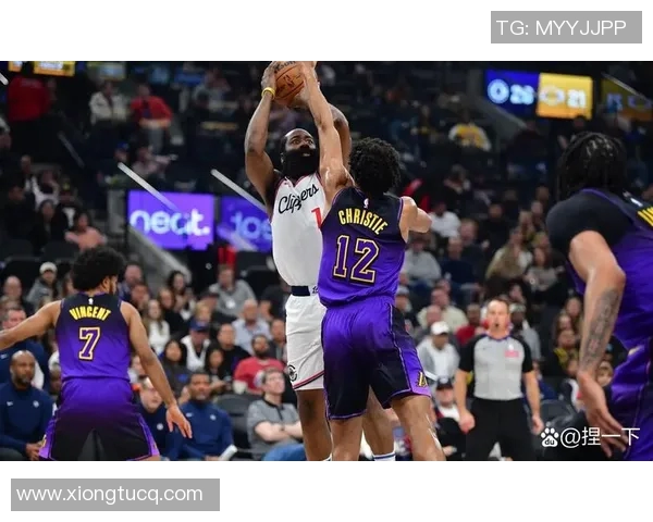 湖人对决快船直播盛况回顾球迷热情高涨赛场精彩纷呈